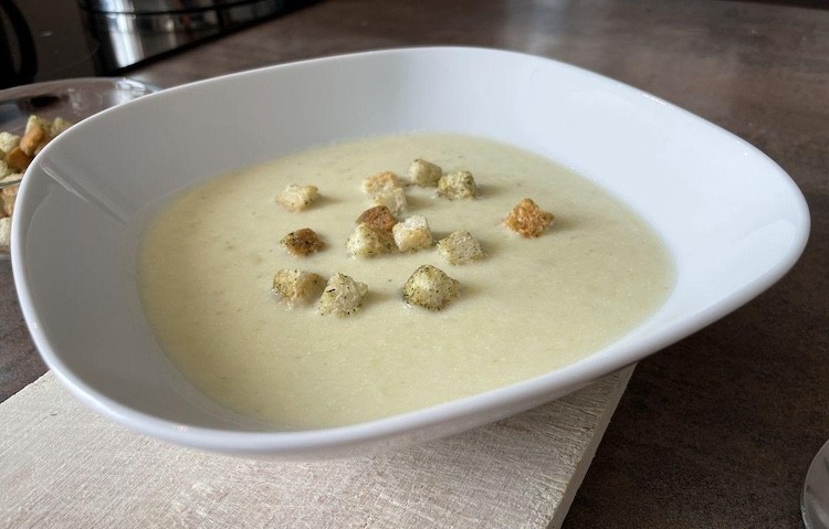 Krémová pórová polievka.