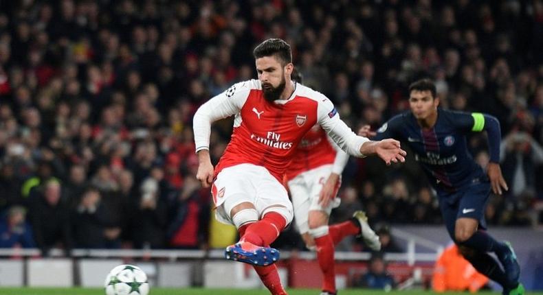 Arsenal's striker Olivier Giroud scores from the penalty spot on November 23, 2016