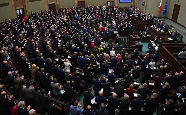 "Uchwała, którą przygotował klub Kukiz'15 poparta przez PiS, to uchwała, która dzieli społeczeństwo i uderza w środowiska lewicowe. To jest żenujące. Poprawka, którą przygotowała Platforma Obywatelska i pan Bogusław Sonik jest znakomita" - powiedział Krzysztof Mieszkowski (Nowoczesna).