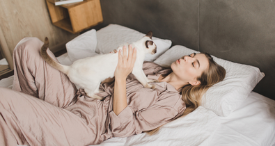 Egyszerű alvási trükk, amivel megelőzhető a reggeli hátfájás: csak néhány párna kell hozzá