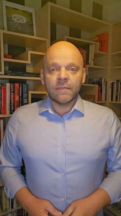 Moderátor Richard Dírer. 