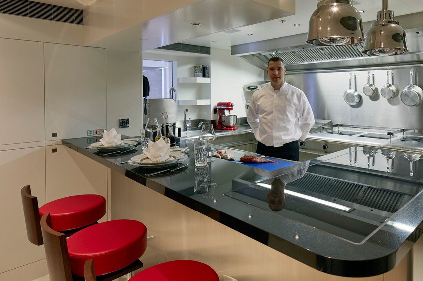 U svom carstvu, kuhinji