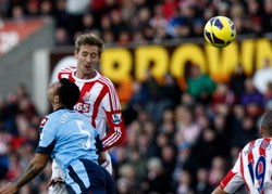 Liga angielska: Peter Crouch w czasie meczu stracił trzy zęby