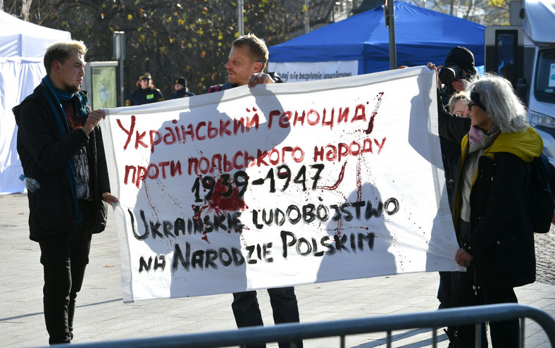 Protesty w Krakowie przed spotkaniem z Oksaną Zabużko