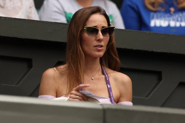 "Jelena Đoković stavila ABAŽUR OD LAMPE na glavu i šeta Španijom": Nove slike Novakove supruge NASMEJALE SRBE, ovakav kačket, ipak, NE VIĐAMO SVAKI DAN