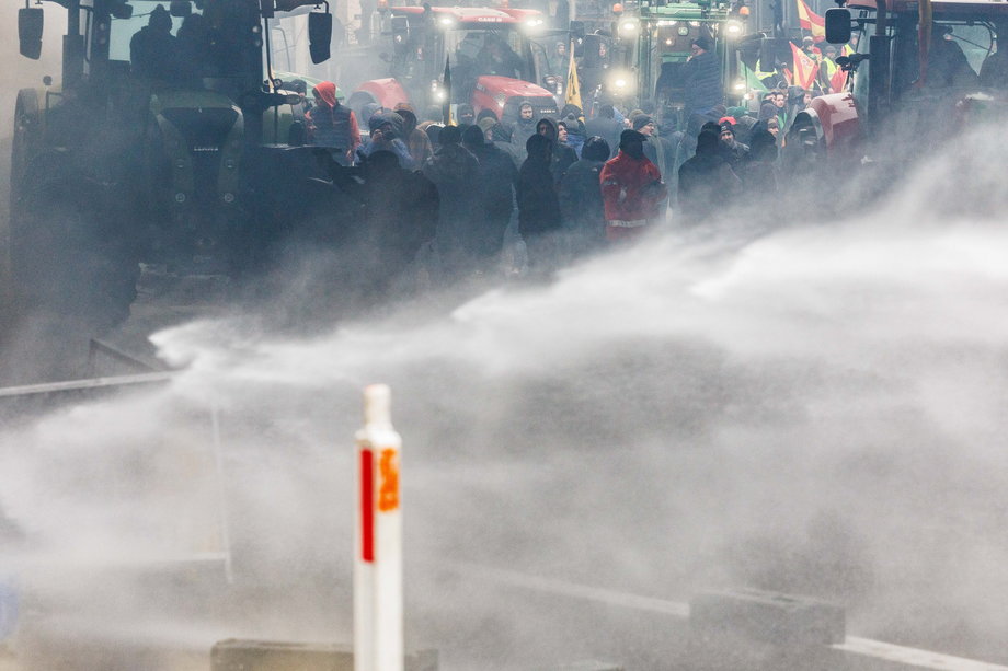 Policja użyła armatek wodnych podczas protestu rolników w Brukseli. 26 lutego 2024 r.