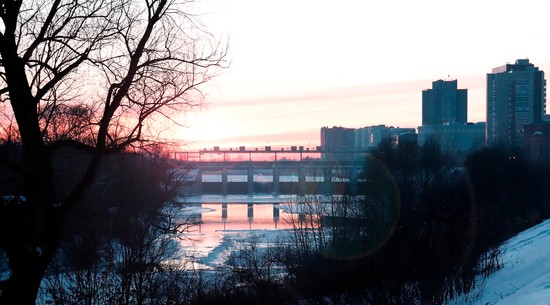 Do rosyjskiego miasta zbliża się "kolosalna" ilość wody. Zagrożona fabryka zbrojeniowa?