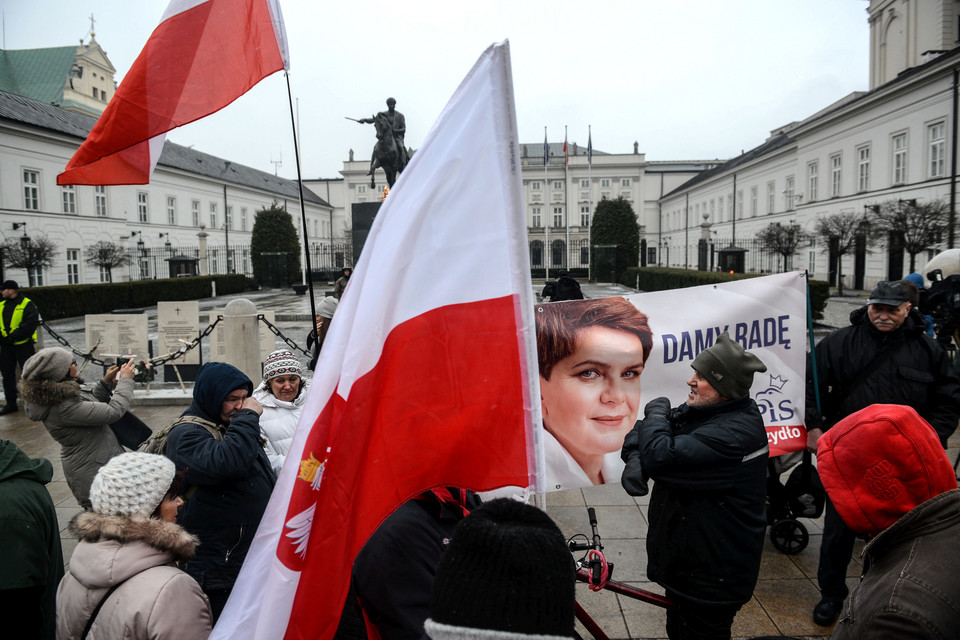 KOD i kluby "Gazety Polskiej". Demonstracje w Warszawie po zamieszaniu w Sejmie