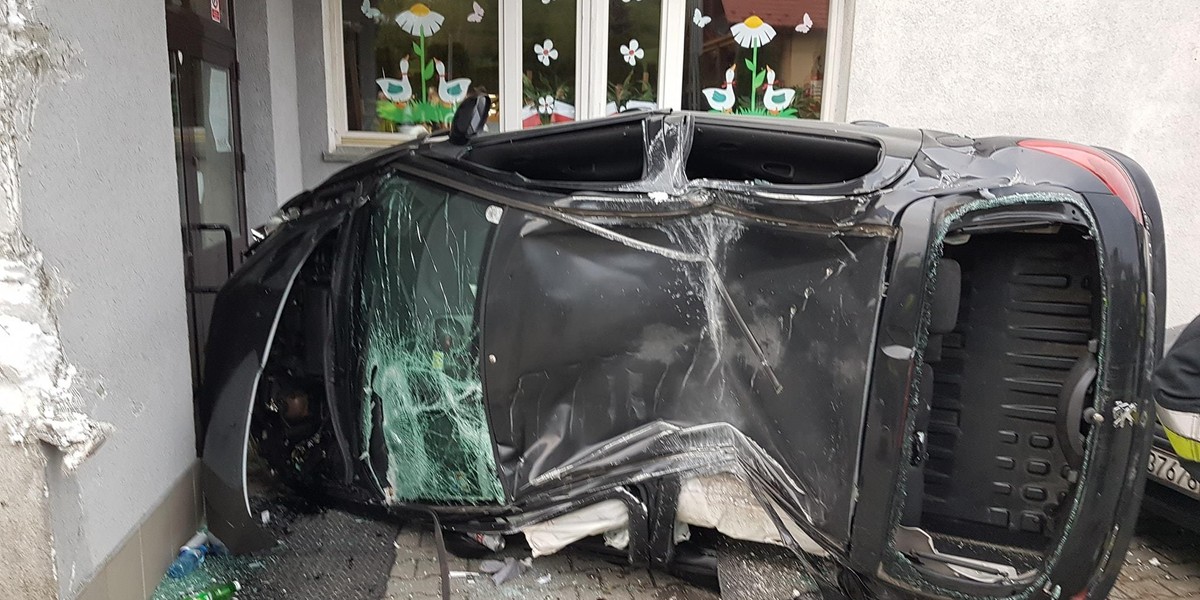 Gródek nad Dunajcem. Auto roztrzaskało się o drzwi do szkoły