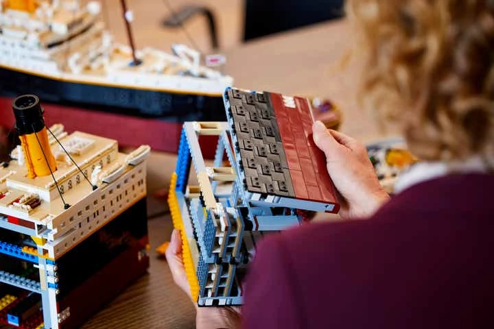 Konstruktorzy składając model "LEGO Titanic" będą mogli odtworzyć wnętrza tego legendarnego statku