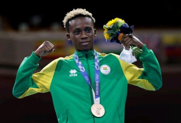 Samuel Takyi receives his bronze medal