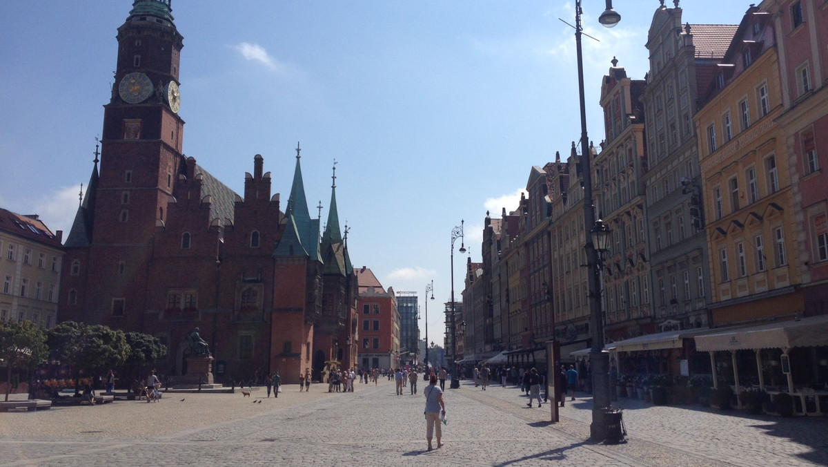 We wrześniu może ruszyć budowa szpilkostrady na Rynku we Wrocławiu. Ma to być trakt o szerokości sześciu metrów, który umożliwi między innymi niepełnosprawnym swobodne poruszanie się wokół Rynku. Dzisiaj bez pomocy drugiej osoby jest to praktycznie niemożliwe.