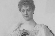 Księżna Daisy z jednym spośród trzech tomów pamiętników opublikowanych w 1928 r. Portret księżnej powstał w 1905 r.
