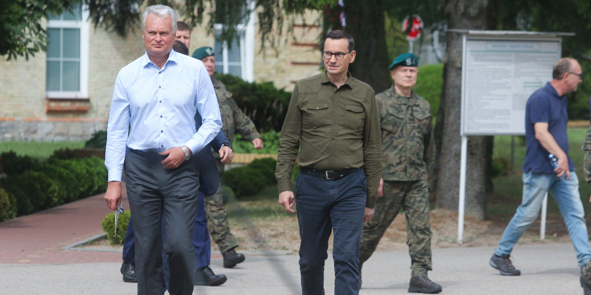 Premier Mateusz Morawiecki (z prawej) i prezydent Litwy Gitanas Nauseda (z lewej) podczas spotkania w Suwałkach. 3 sierpnia 2023 r.