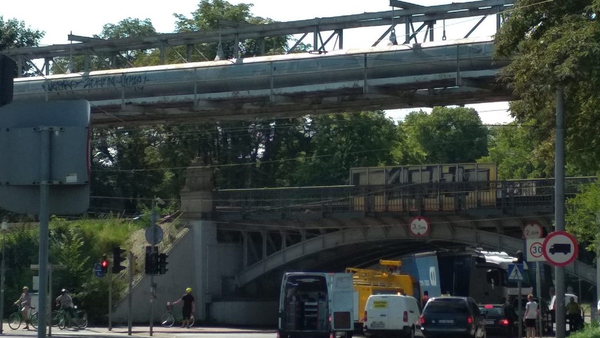 Tak jak kilka dni temu obiecywała nam wiceprezydent Dulkiewicz, urzędnicy odbyli kolejną naradę ws. wiaduktu na Hallera. Magistrat zdecydował się na wprowadzenie kilku zmian, by przerwać złą serię niszczenia w tym miejscu trakcji tramwajowych. Pomysły miasta komentują radni PO i przedstawiciele FRAG.