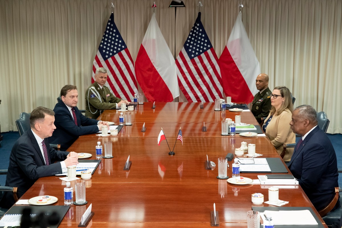 Błaszczak: USA udostępnią nam 8 śmigłowców Apache
