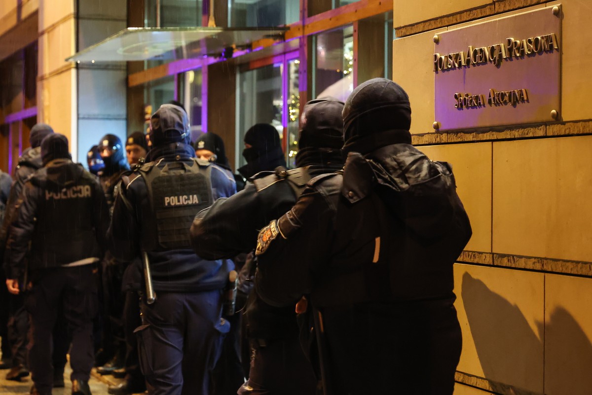 Policja pod siedzibą Polskiej Agencji Prasowej