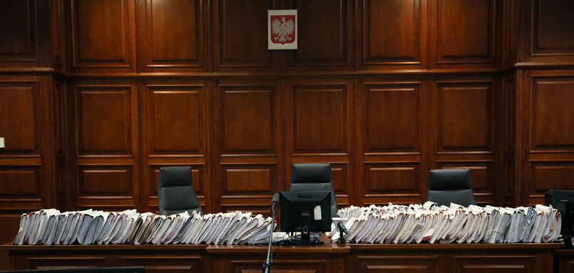 Przed Sądem Okręgowym w Warszawie toczy się proces Tomasza Arabskiego i czterech innych osób, oskarżonych w trybie prywatnym przez rodziny ofiar katastrofy smoleńskiej o niedopełnienie obowiązków przy organizacji lotu prezydenta Lecha Kaczyńskiego i delegacji do Smoleńska 10 kwietnia 2010 roku.