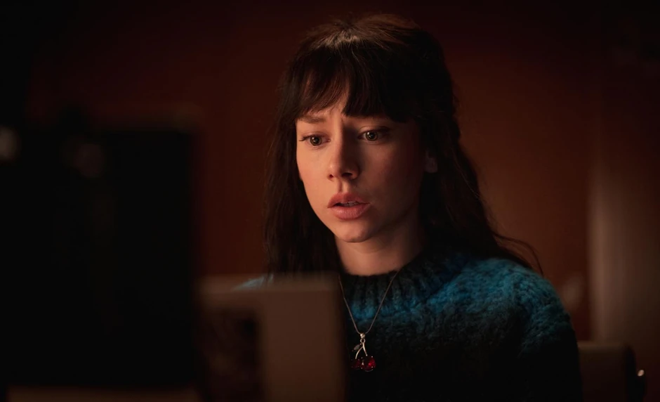 Ester Ekspozito u filmu SOS - Poziv za pomoć