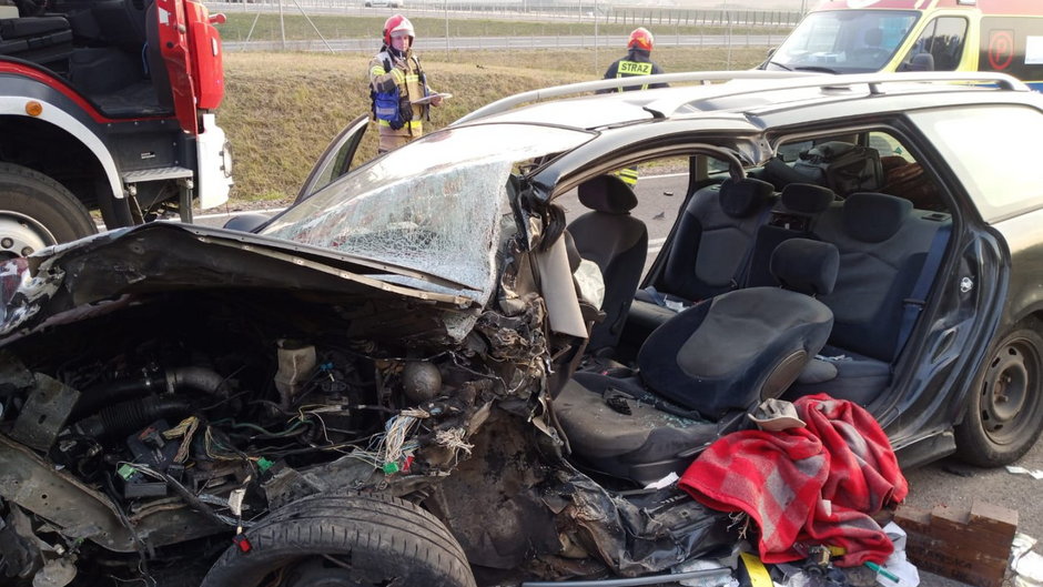 Pod Olsztynem kierowca citroëna zderzył się ze skodą. Nie żyje 44-letni mężczyzna [ZDJĘCIA]