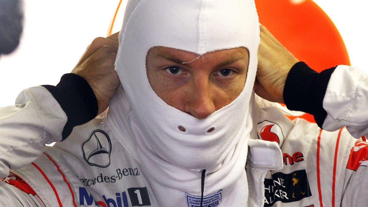Jenson Button po raz drugi w tym sezonie wystartuje do wyścigu z drugiego pola. Kierowca McLarena w przerwanej sesji kwalifikacyjnej przedzielił kierowców Red Bulla.