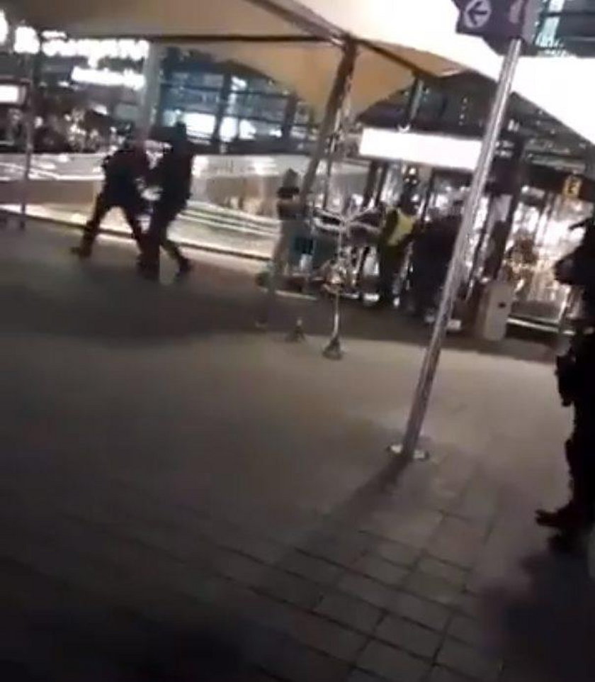 Groza na lotnisku! Policja postrzeliła nożownika