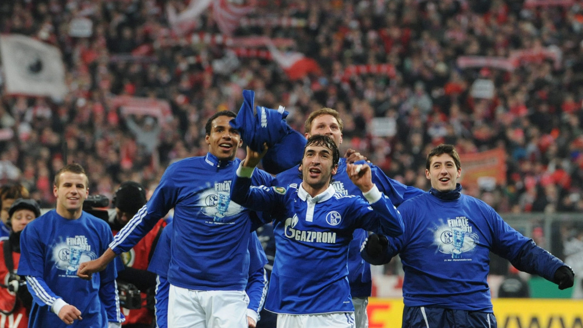 W półfinałowym meczu Pucharu Niemiec Bayern Monachium przegrał z Schalke Gelsenkirchen 0:1 (0:1). W finale podopieczni Felixa Magatha zmierzą się z drugoligowym MSV Duisburg.