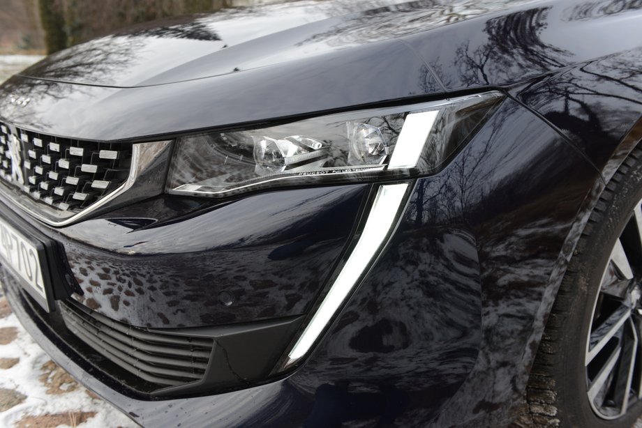 Peugeot 508 SW HYbrid ma ładne nadwozie z wieloma interesującymi detalami. Wystarczy spojrzeć na przód auta z efektownymi reflektorami oraz ciekawie zaprojektowanym "grillem".