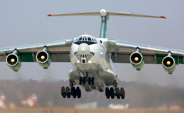 Lądujący samolot Ił-76