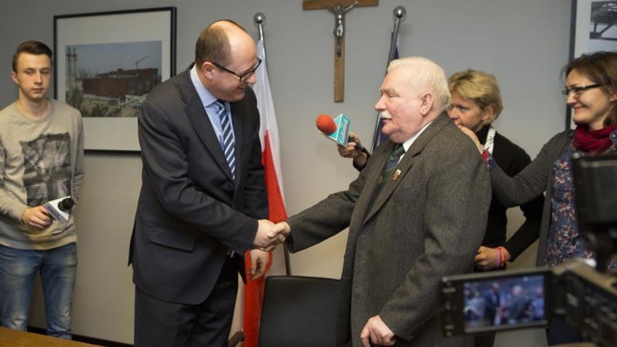 To kolejny w Gdańsku konflikt, obok sporu ws. Muzeum II Wojny Światowej, którego tłem jest historia. Prezydent Adamowicz nie godzi się, by w Radzie ECS zasiadał Krzysztof Wyszkowski, nominowany przez ministra kultury. Ta kandydatura nie podoba się też przedstawicielom biura Lecha Wałęsy. – To kandydat, który wpisuje się w szeroką politykę PiS, polegająca na wymazywaniu Lecha Wałęsy z historii. Ale to się nie uda – mówi Adam Domiński. Inaczej na całą sprawę patrzą reprezentanci PiS.