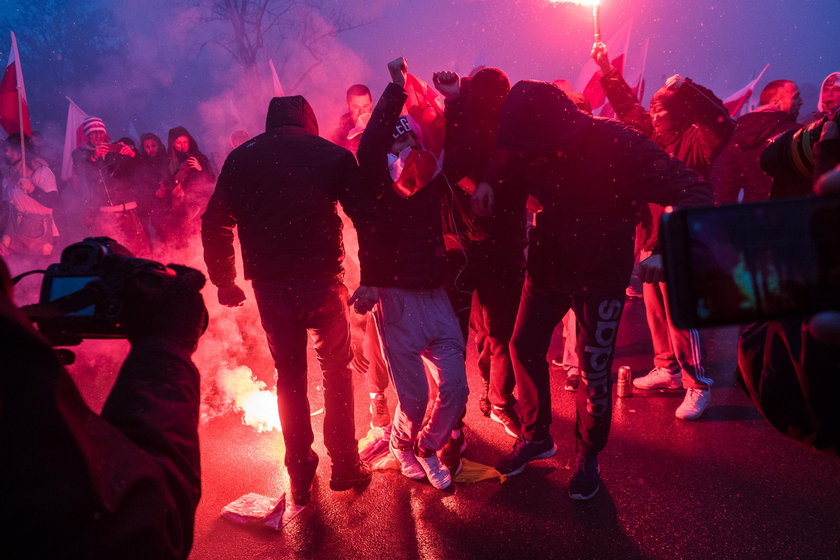 Niebezpieczne incydenty na Marszu Niepodległości. Zapłonęły flagi