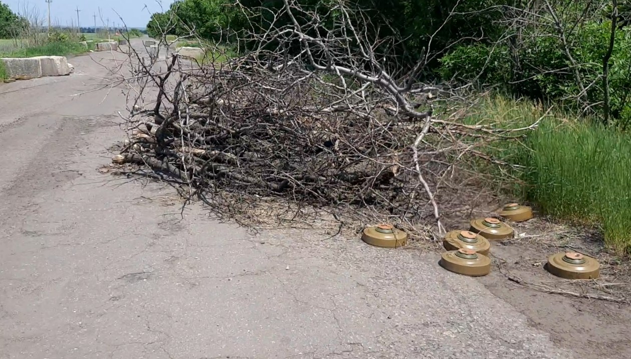 Miny poukładane na drodze prowadzącej do jednostki