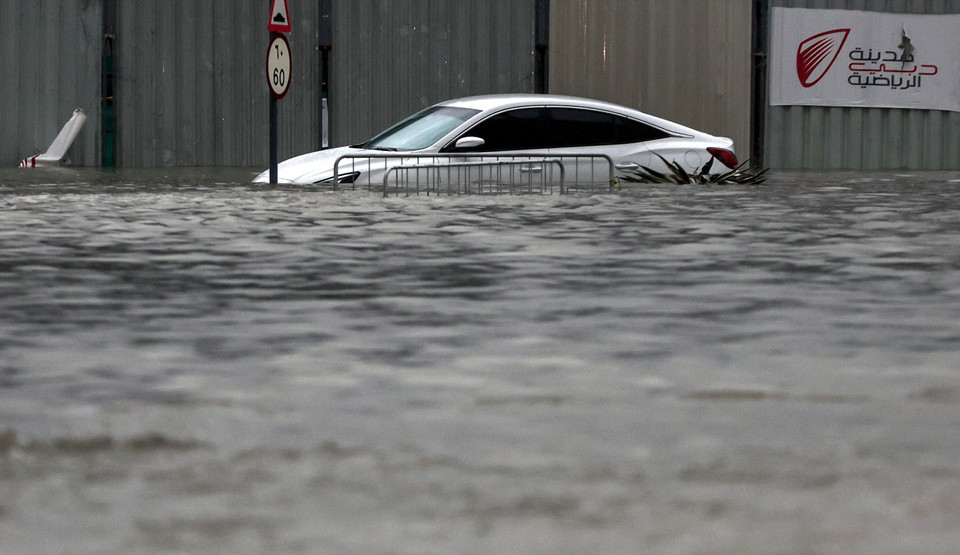 Powódź błyskawiczna w Dubaju: roczna norma deszczu "wyrobiona" w 12 godzin