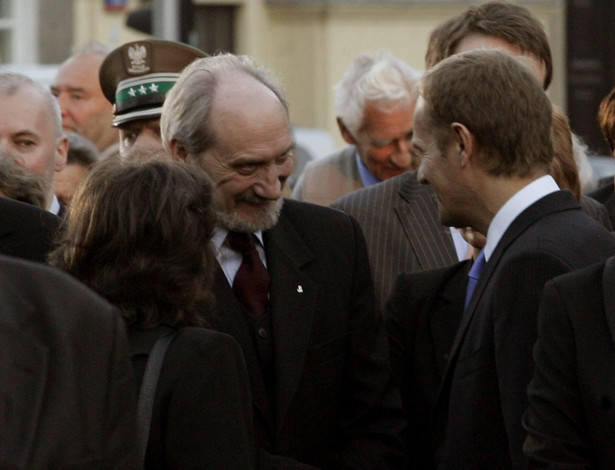 Posłowie o decyzji prokuratury. "Macierewicz ma potworne szczęście"