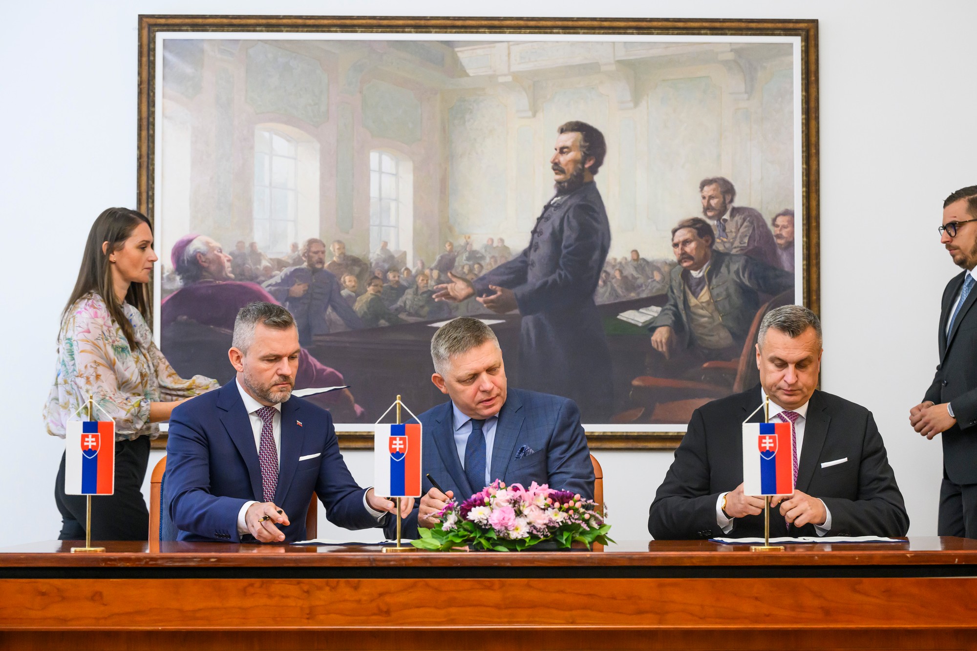 Predseda HLAS-SD Peter Pellegrini, predseda SMER-SD Robert Fico a predseda SNS Andrej Danko podpísali v stredu memorandum o porozumení.