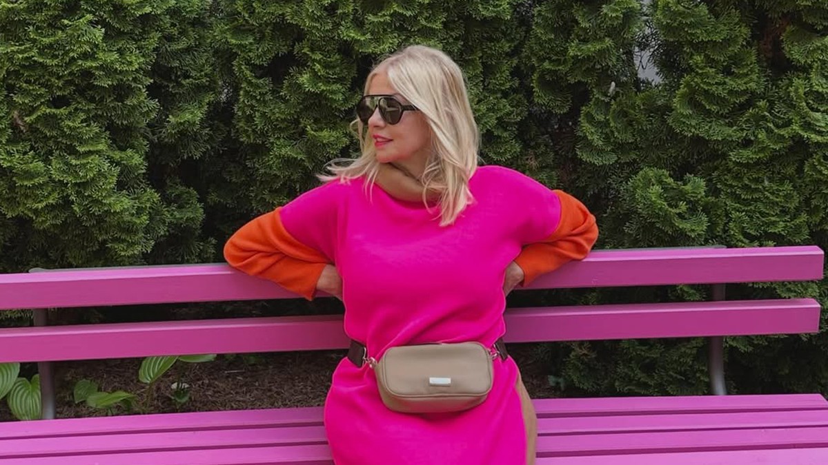 BIVŠA ŽENA JOVANA MEMEDOVIĆA POZIRA KAO BARBIKA Na njoj sve u roze boji, na licu naočare, a liniju joj svi hvale (FOTO)