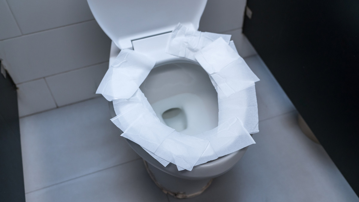 Kładziesz papier toaletowy na desce sedesowej? Nigdy tego nie rób