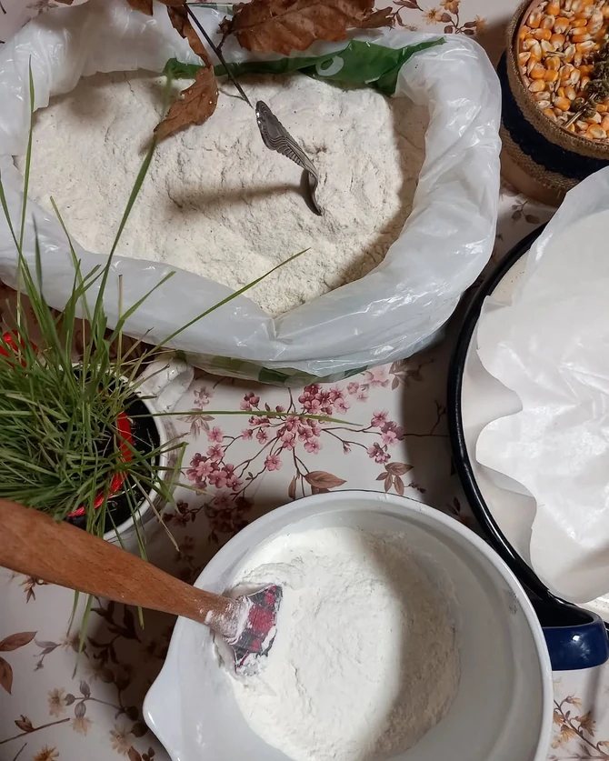 Vasilica se u kući Dragice Marković obavezno pravi od belog kukuruznog brašna i ukrašava pre stavljanja u rernu