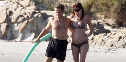 Carla Bruni w ciąży i w bikini! ZOBACZ