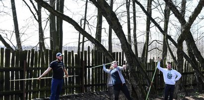 Tak radzą sobie lekkoatleci. Oszczepnicy wyrywają oś od syrenki!