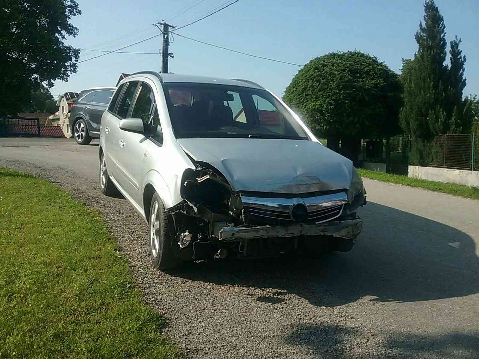 Pri nehode v Malom Čepčíne skončilo osobné vozidlo prevrátené v potoku.