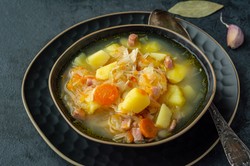 Ta zupa z czasów PRL to jedna z najzdrowszych na świecie. Zapomniany skarb powraca w wersji fit