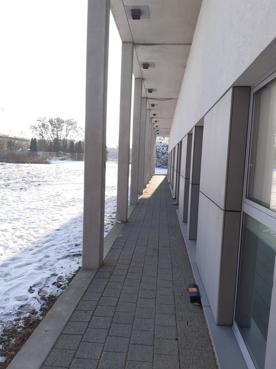 "Balkon" pacjentów covidowych w szpitalu przy ul. Szwajcarskiej w Poznaniu. Każda z sal ma wyjście na powietrze.