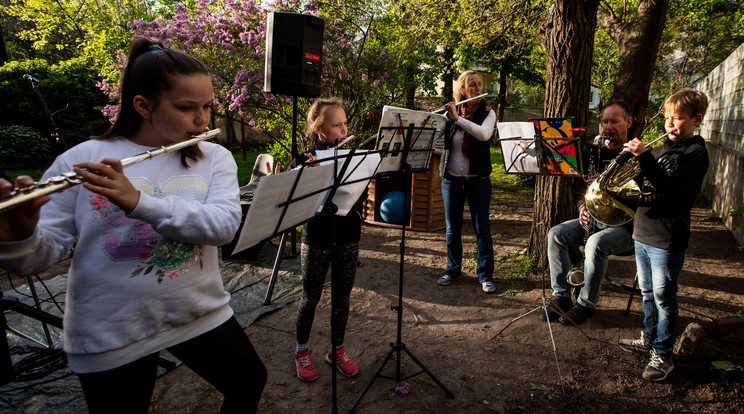 A zenészek balról jobbra: Nemes Lili, Kátai Kamilla, Szimicsevics Judit, Spitzer Gábor, Spitzer Márton /Fotó: Zsolnai Péter