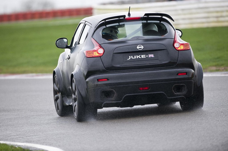 Nissan Juke-R już na torze