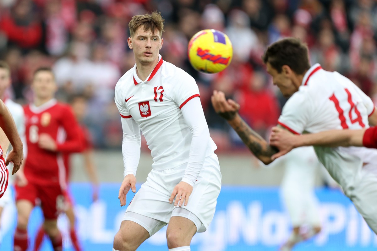 Piłkarze reprezentacji Polski U-21 Bartosz Białek (C) i Jakub Kiwior (P)