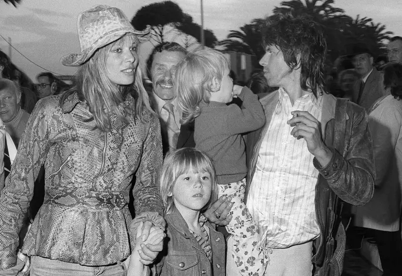 Anita Pallenberg i Keith Richards z dziećmi: Marlonem i Angelą, 1971 