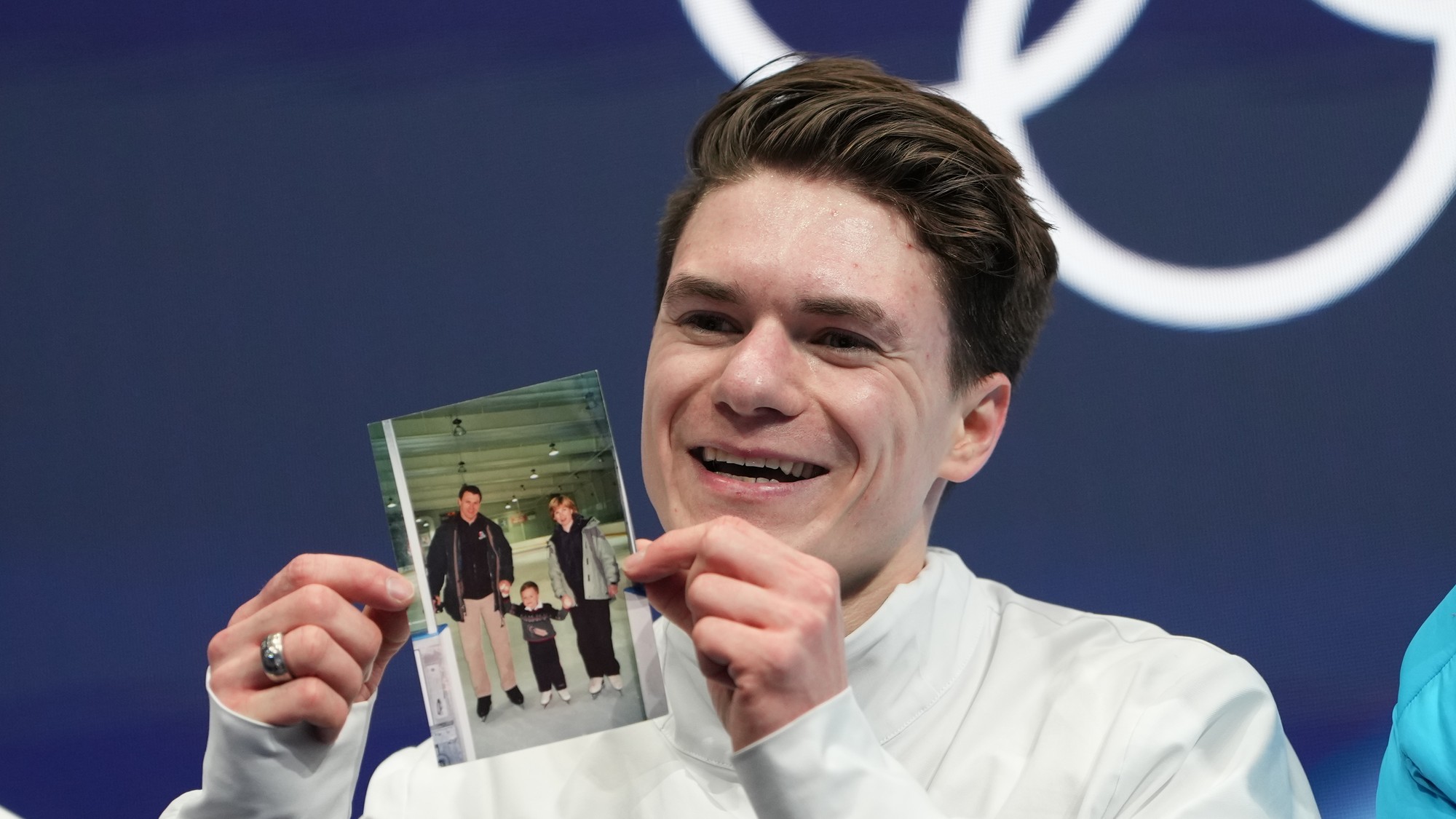 Maxim Naumov drží fotografiu svojich rodičov.