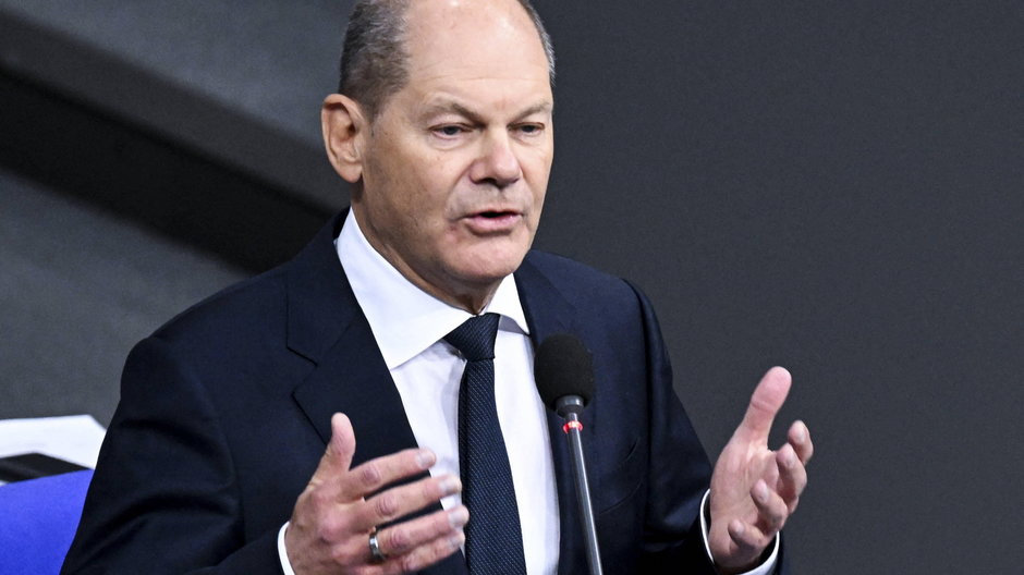 Kanclerz Niemiec (Olaf Scholz na zdjęciu podczas przemówienia w Bundestagu) stał się obiektem "medialnego żołnierza" Putina 