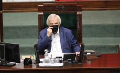 Ryszard Terlecki interpretuje piosenkę Darii Zawiałow. W tle Zjednoczona Prawica